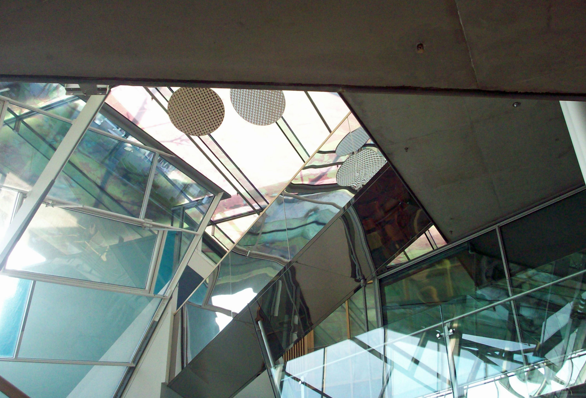 Spiegel und verschieden reflektierende Glaselemente in der Berliner Akademie der Künste am Pariser Platz