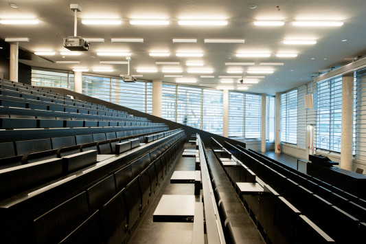 Hörsaal mit Boden aus schwarzem Linoleum
