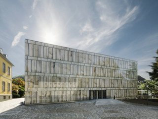 Über den Ehrenhof gelangen die Besucher zum Haupteingang an der Nordseite der Bibliothek