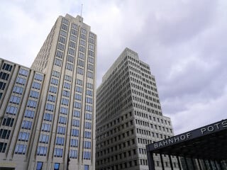 Zu den geregelten Sonderbauten gehören Hochhäuser (im Bild: Ritz Carlton Hotel in Berlin).