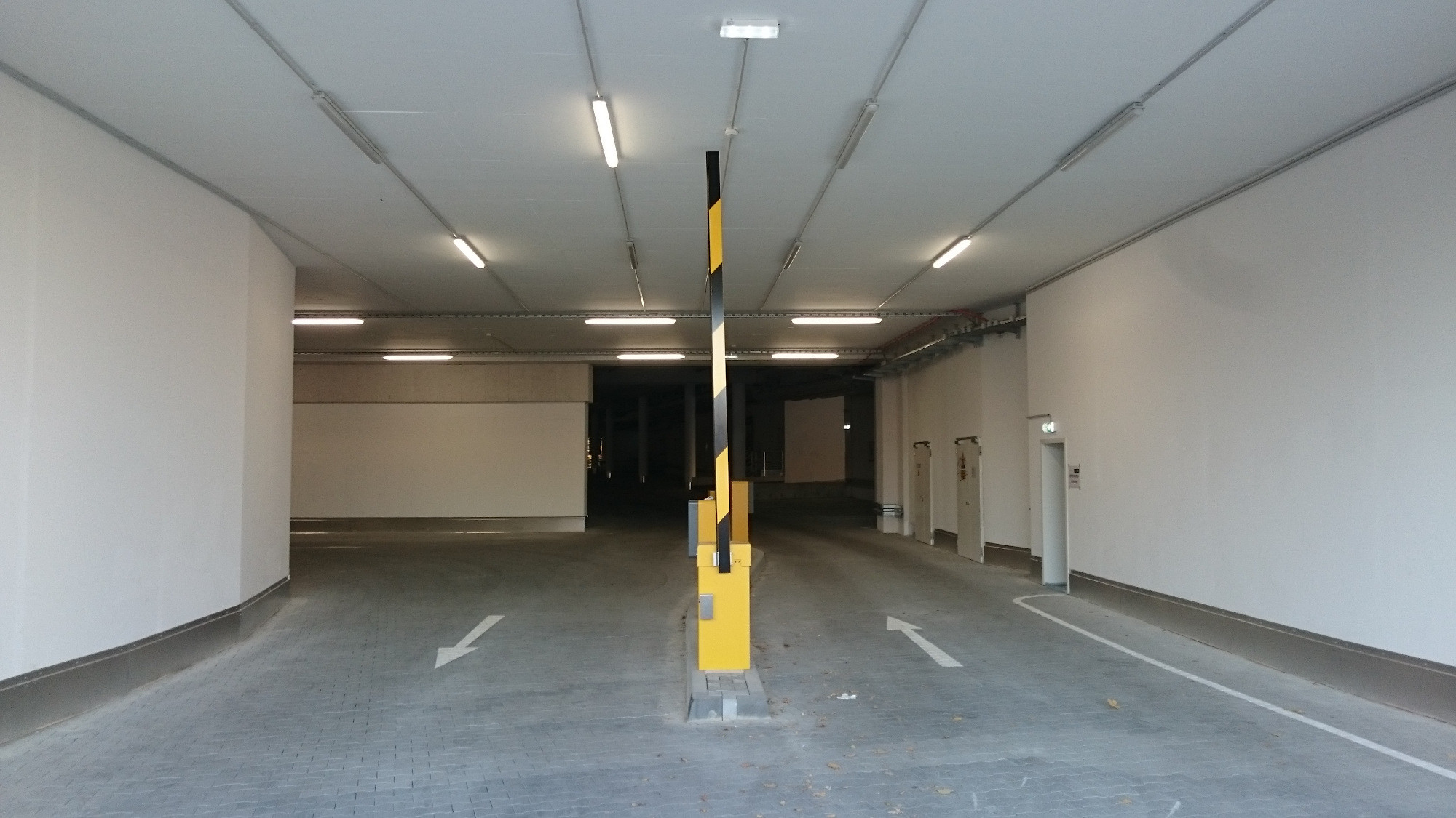 Hoch feuerhemmende Bauteile sind zulässig als nicht tragende Trennwände zwischen Garagen der GK 4.