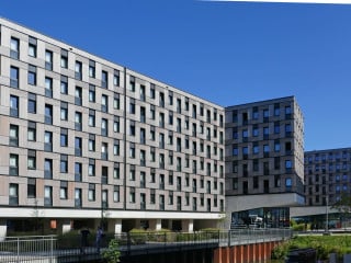 Die Muster-Richtlinie über brandschutztechnische Anforderungen an Bauteile und Außenwandbekleidungen in Holzbauweise (MHolzBauRL) regelt besondere Anforderungen und die Bauausführung von Gebäuden der Gebäudeklassen (GK) 4 und 5. Im Bild: Studierendenwohnheim Woodie im Hamburger Stadtteil Wilhelmsburg, Sauerbruch Hutton Architekten, 2017