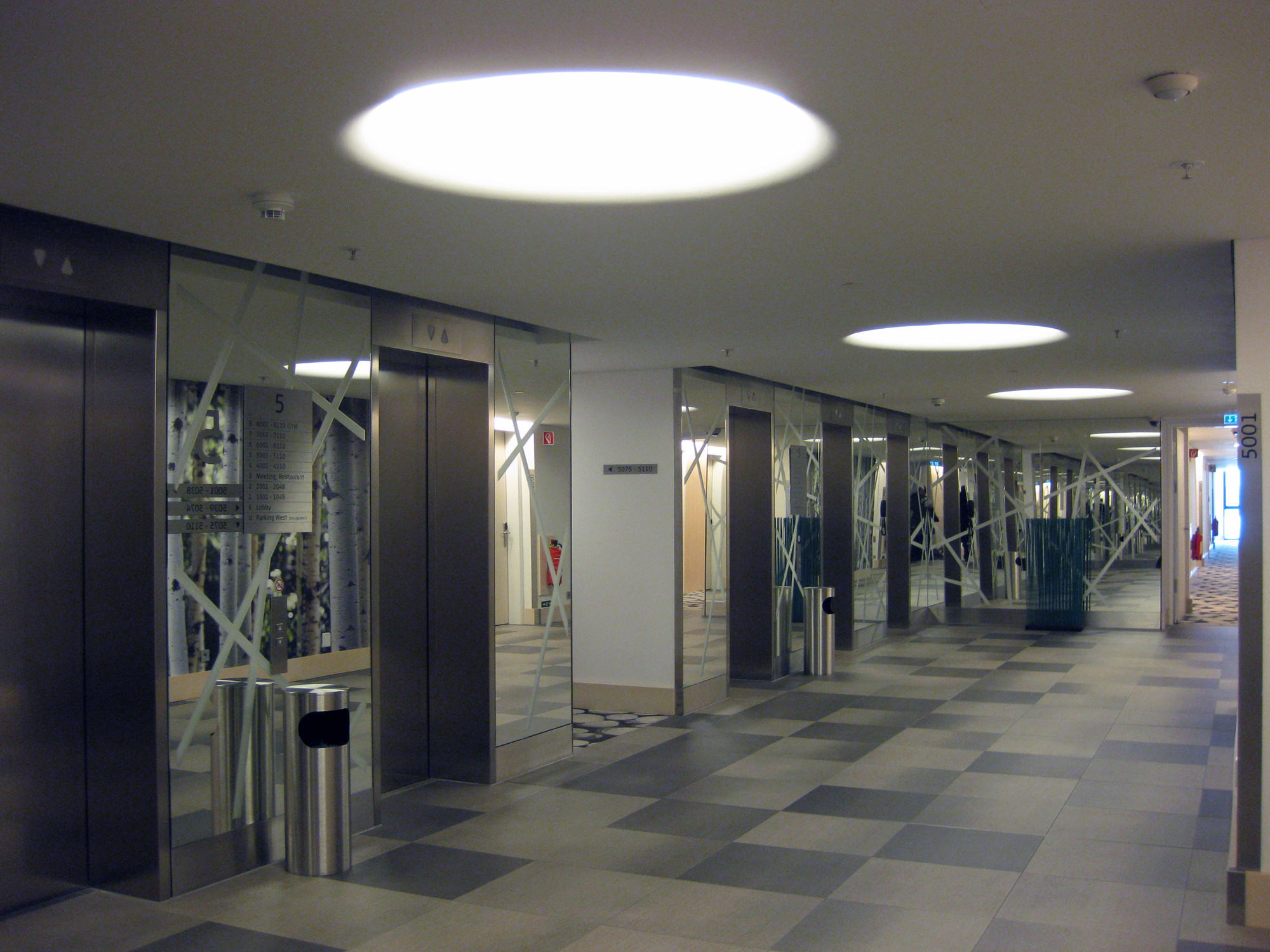 Aufzüge von Beherbergungsstätten mit mehr als 60 Gastbetten sind mit einer Brandfallsteuerung auszustatten, die durch die automatische Brandmeldeanlage ausgelöst wird (= dynamische Brandfallsteuerung).