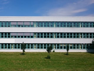 Die Muster-Schulbau-Richtlinie (MSchulbauR) regelt bezüglich des Brandschutzes besondere Anforderungen und Erleichterungen für den Bau und Betrieb von allgemeinbildenden und berufsbildenden Schulen, soweit sie nicht ausschließlich der Unterrichtung Erwachsener dienen (Abb.: Sekundarschule in Berlin-Mahlsdorf).