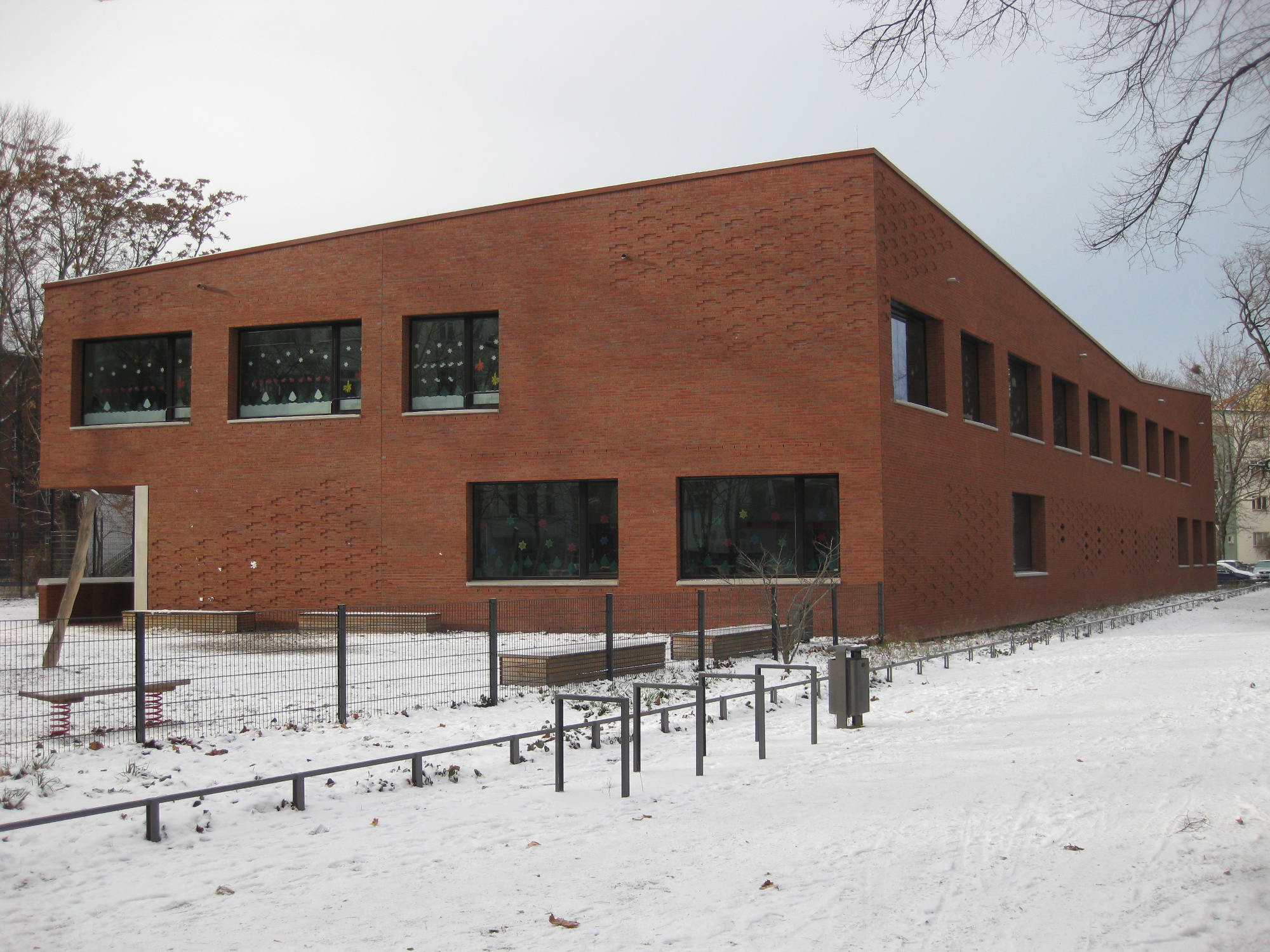 Grundschulen, Hauptschulen, Realschulen, Gymnasien, Gesamtschulen, Sonderschulen, Berufsschulen, Fachhochschulen, Hochschulen und vergleichbare Schultypen fallen in den Bereich der MSchulbauR (Abb.: Grundschule in Berlin-Friedrichshain).