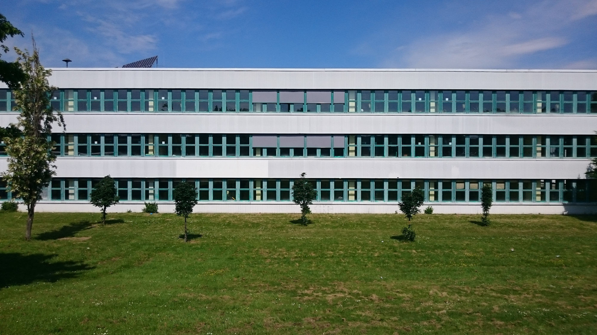 Die Anforderungen an raumabschließende Bauteile in Schulgebäuden richten sich nach der MBO bzw. der jeweiligen Landesbauordnung (Abb.: Gymnasium in Meckenheim bei Bonn).