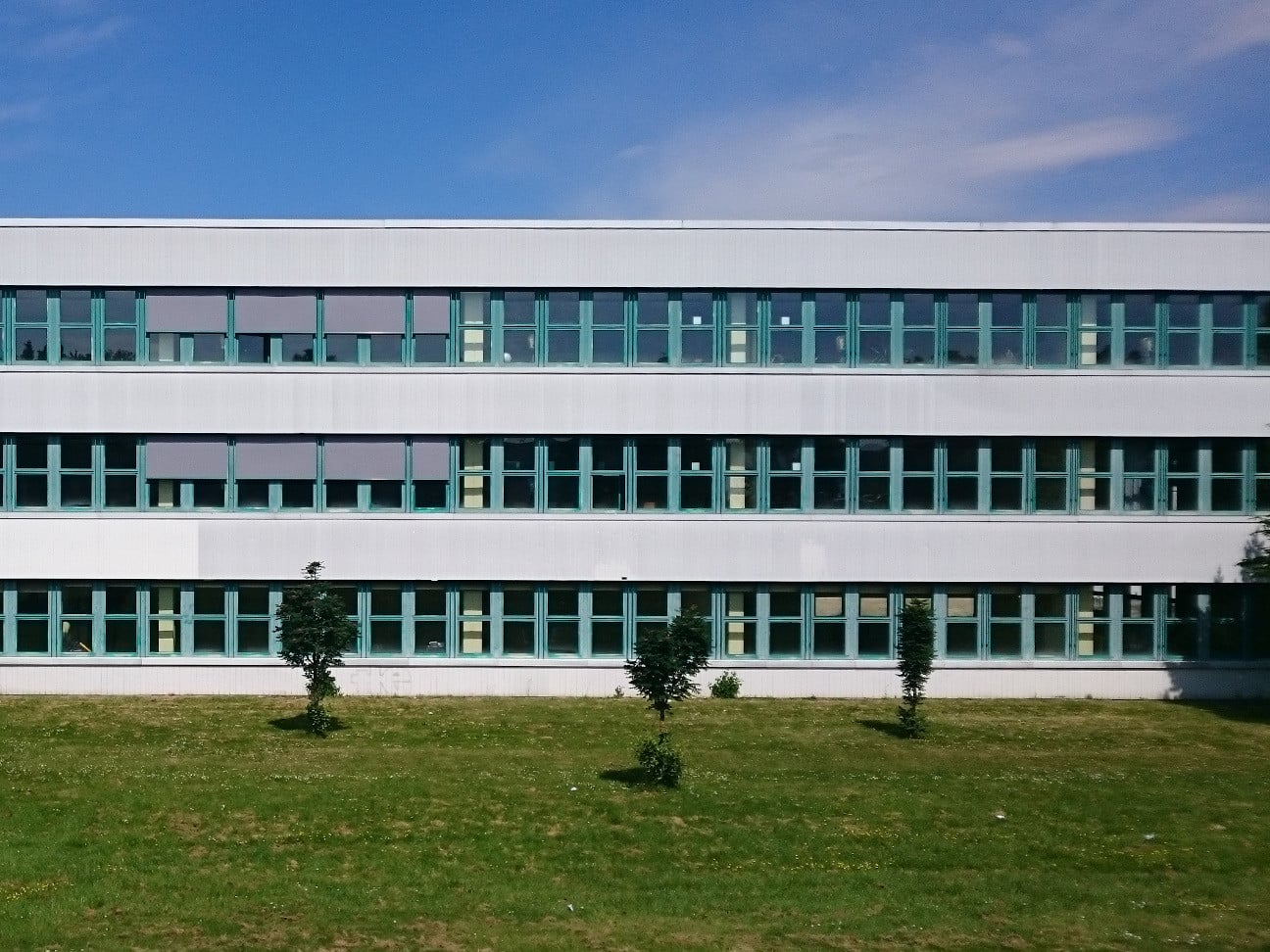 Die Muster-Schulbau-Richtlinie (MSchulbauR) regelt bezüglich des Brandschutzes besondere Anforderungen und Erleichterungen für den Bau und Betrieb von allgemeinbildenden und berufsbildenden Schulen, soweit sie nicht ausschließlich der Unterrichtung Erwachsener dienen (Abb.: Sekundarschule in Berlin-Mahlsdorf).