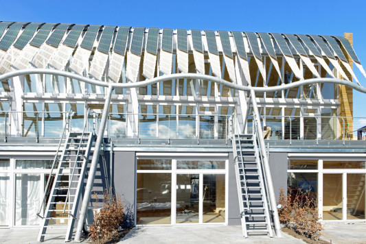 Gartenseite mit Dachterrassen im Obergeschoss