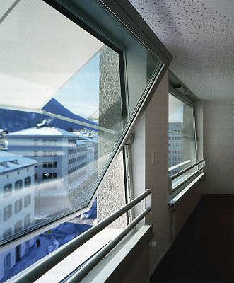 Schwingflügelfenster mit Spezialbeschlag