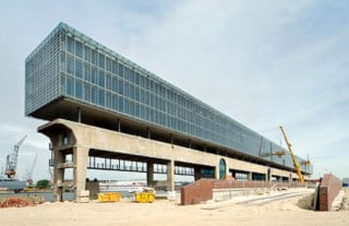 Außenansicht des Bürokomplexes am Amsterdamer Hafen
