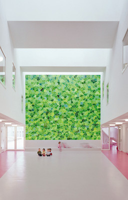 Das Wandbild in der Eingangshalle mit Oberlichtern