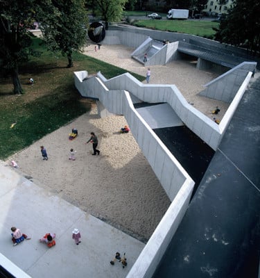 Der Innenhof mit Betonrampe