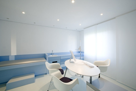 Auch die Untersuchungszimmer sind Weiß und Blau