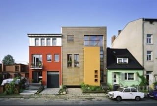 Das Doppelhaus mit zwei Fassaden, rechts das Passivhaus mit der Holzfassade