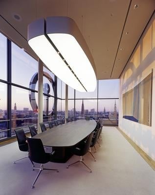 Die Pendelleuchte im großen Konferenzraum hat Architekt Jan Störmer entworfen