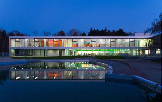 Abendlicher Blick vom Freibad in den zentralen Schwimmbadbereich