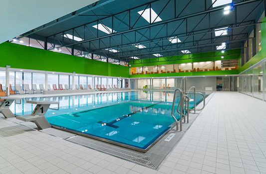 Das zentrale 25 m Becken