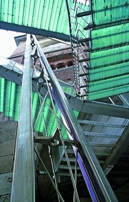 Edelstahl und Glas als Kontrast zur historischen Bausubstanz