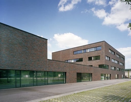 Der Neubau schließt das Gelände deutlich ab