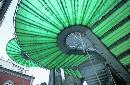Treppenuntersicht mit den 116 vertikal gestellten, einzelnen Glasscheiben je Treppenstufe