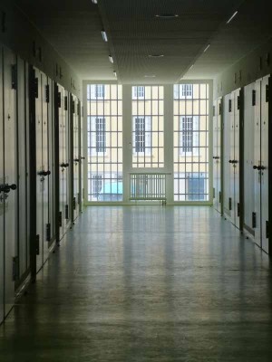 Große Verglasungen am Ende der Gänge mit den Hafträumen