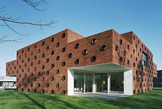 Über den heraus geschnittenen Ecken liegen Terrassen