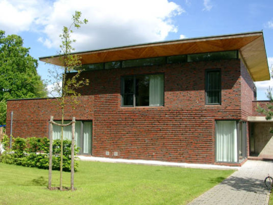 Klinkerfassade mit feingliedrigen horizontalen Zierverbänden und glatten Wandbereichen
