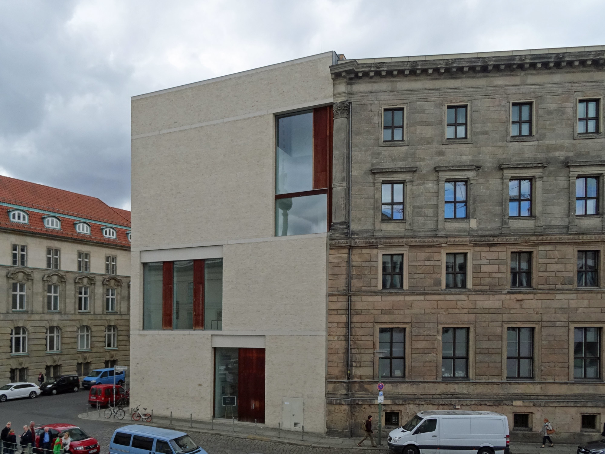 Die Mauern aus Abbruchziegeln sind selbsttragend vor den kerngedämmten Betonwänden errichtet