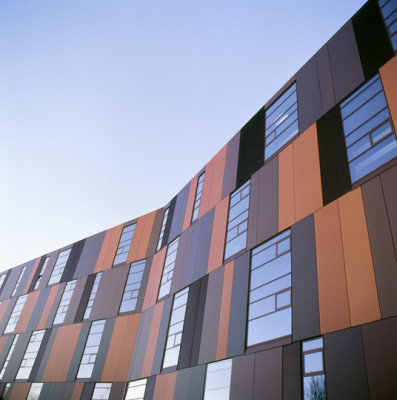 Schallschutzfassade mit eloxierten Aluminiumblechen gen Norden