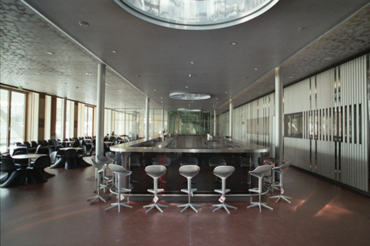 Casino mit einer 30 m langer Bar