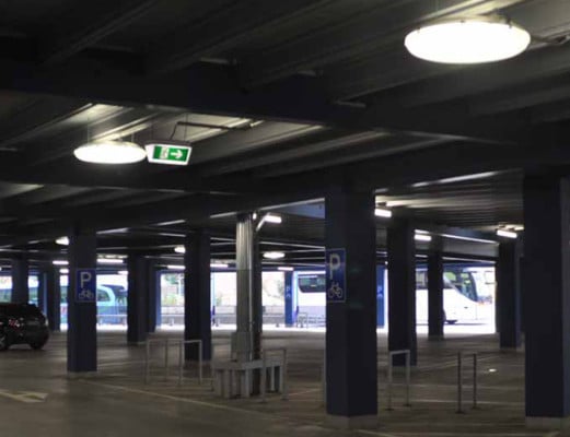 Sicherheitsbeleuchtungen weisen den Weg zum Notausgang