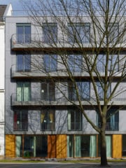 Die durchlaufenden Balkone binden die unterschiedlichen Fensteröffnungen zu einer homogenen Fassade zusammen
