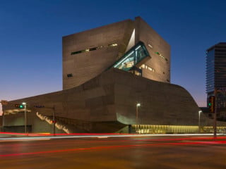 Der fast 17.000 Quadratmeter große Museumsneubau befindet sich unweit der Innenstadt am Woodall-Rodgers-Freeway