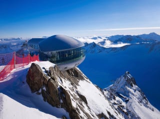 Die Bergstation befindet sich auf Österreichs höchstem, seilbahntechnisch erschlossenen Gletscher