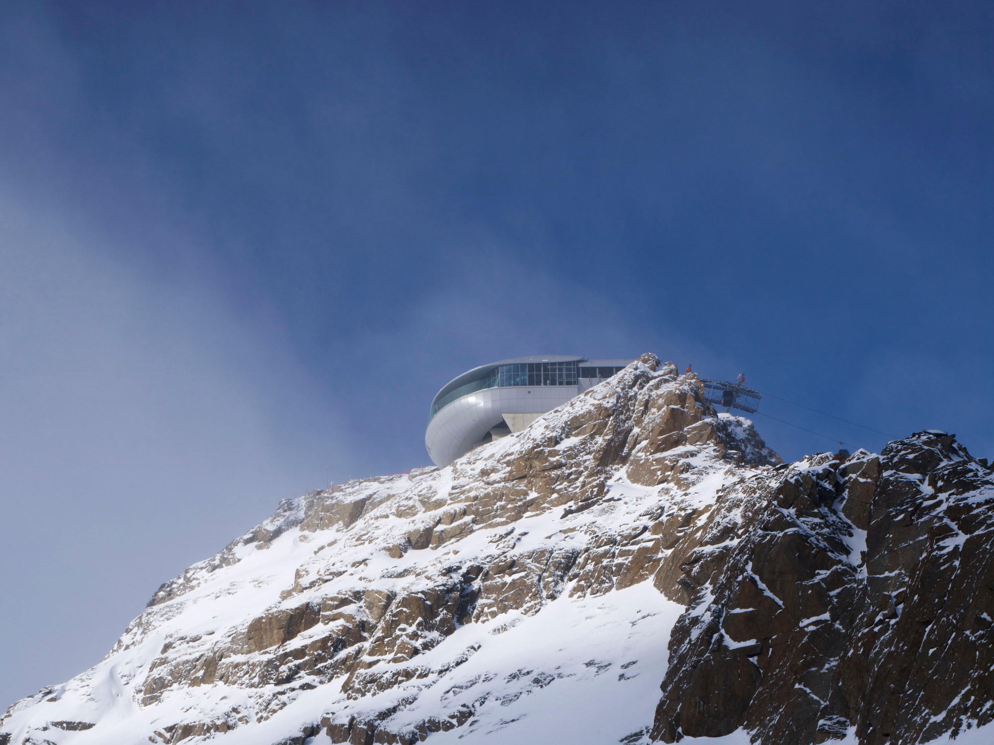 Die Architektur der Bergstation ergab sich aus den natürlichen Rahmenbedingungen und der technischen Machbarkeit