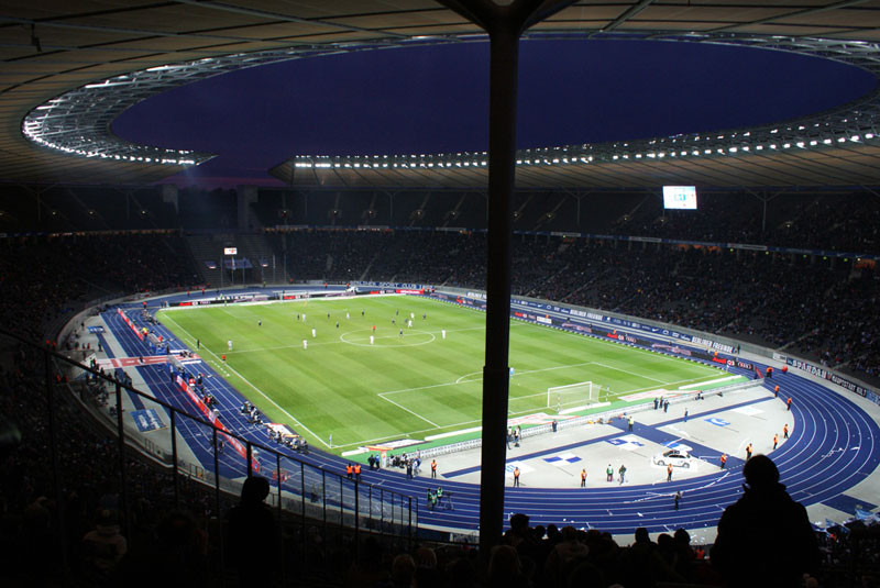 Bei Stadien darf die Entfernung jedes Besucherplatzes bis zum nächsten Ausgang (Lauflänge) nicht länger als 30,00 m sein.