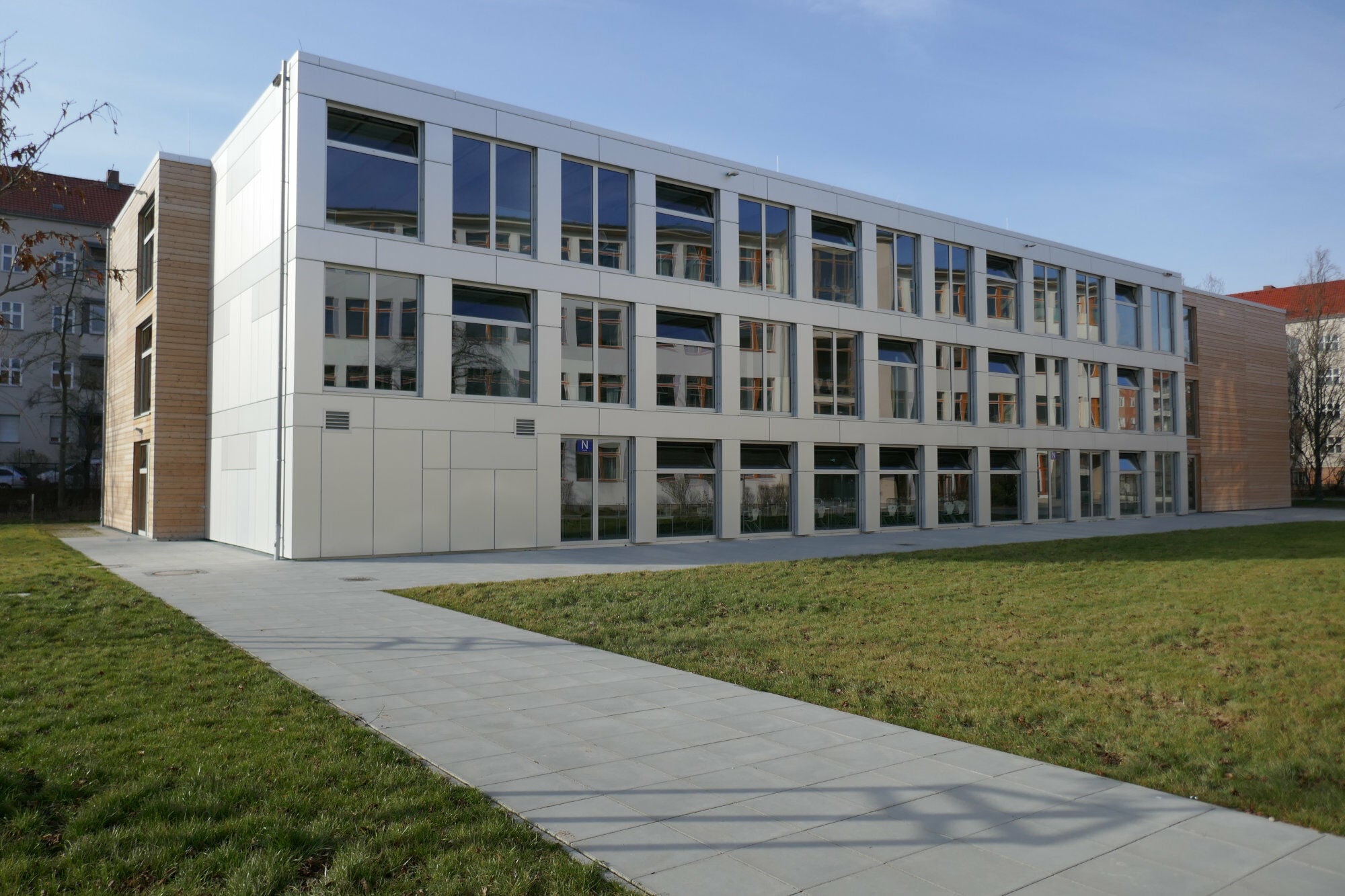 Bei Schulbauten müssen notwendige Flure mindestens 1,50 m breit sein (Abb.: Modularer Holzbau der Grundschule in Berlin-Friedenau).