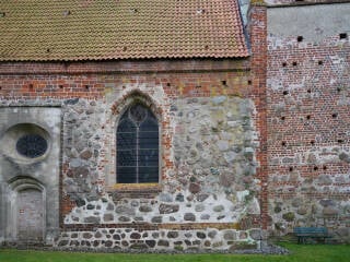 Aus Feldsteinen ist die Kirche St. Pauli im Glower Ortsteil Bobbin auf Rügen errichtet.