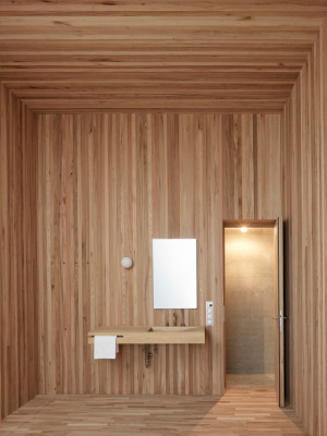 Die Schlafzimmer sind mit Holz verkleidet, Waschbecken und WC integriert