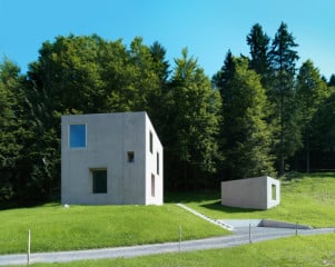 Eingebettet in die Wald- und Wiesenlandschaft: Solitäre als Haupt- und Nebenhaus