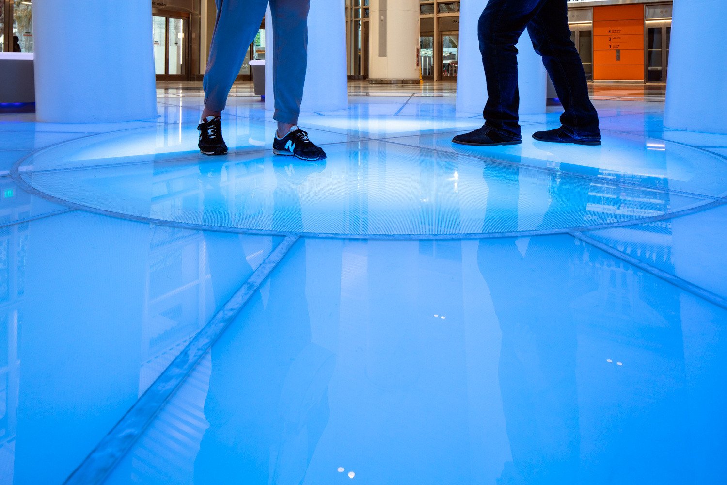 Boden aus Brandschutzglas in der Grand Hall im Salesforce Transit Center, San Francisco