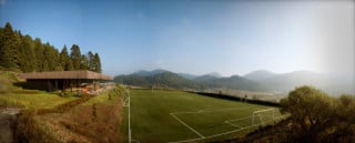 Das luxuriöse Wochenendhaus liegt zwischen einem bewaldeten Berg und einem Fußballfeld