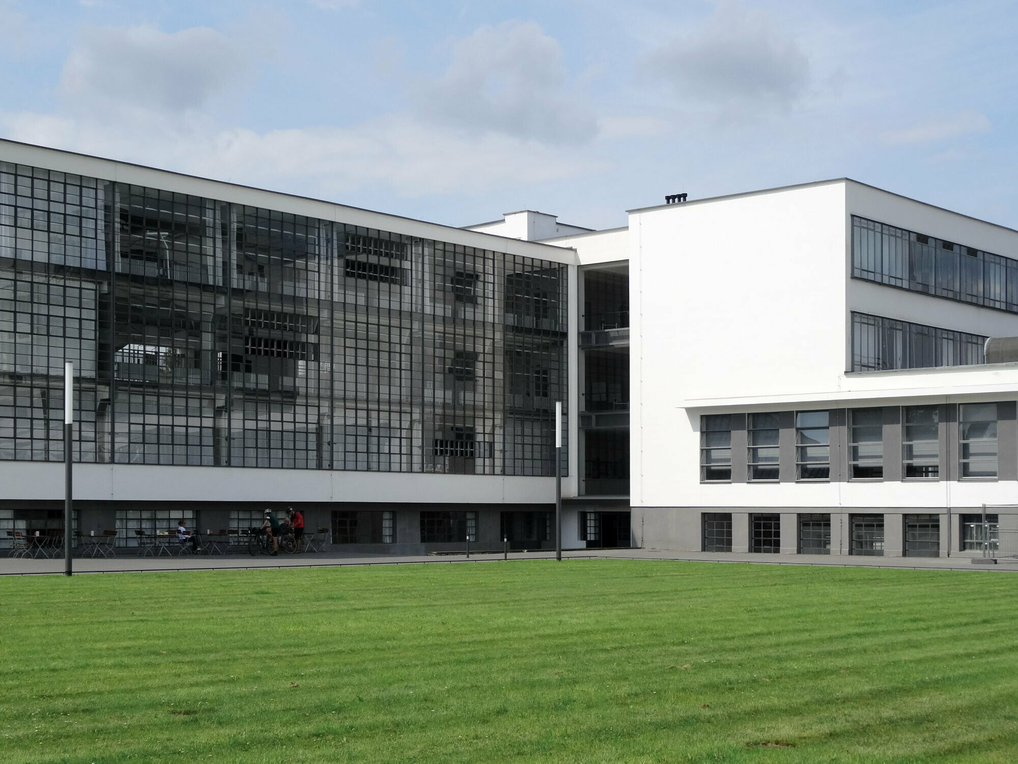 Im Vergleich zu Neubauten ist die Grundlagenermittlung bei bestehenden Gebäuden meist wesentlich komplexer (Abb.: Bauhaus Dessau).