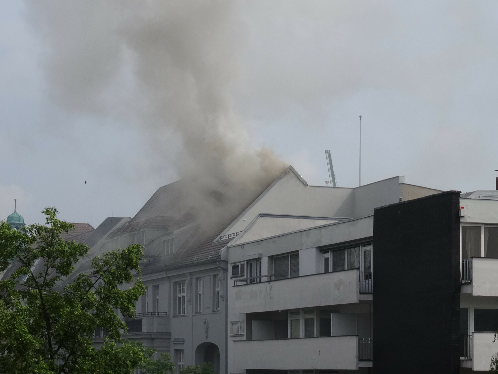 Ohne eine automatische Branderkennung bleibt es dem Zufall überlassen, ob ein Brand in der Entstehungsphase entdeckt wird oder erst dann, wenn die Flammen aus dem Fenster schlagen und der Brandrauch den Horizont verdunkelt.