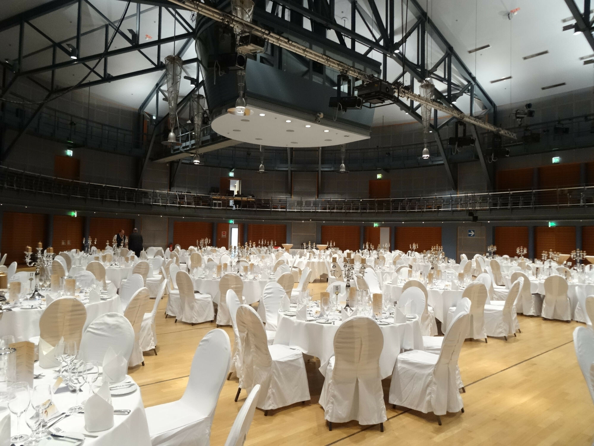 Zeitliche Entwicklung der Schadenshöhe bei einem Brand ohne Brandmeldeanlage und mit Brandmeldeanlage.