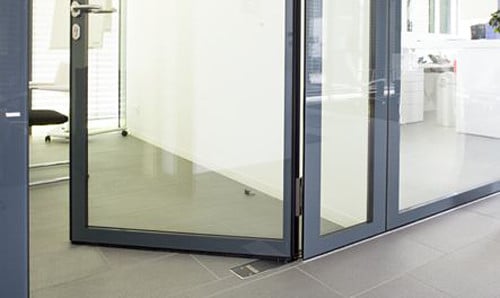 Bodentürschließer an einer einflügeligen Glastür