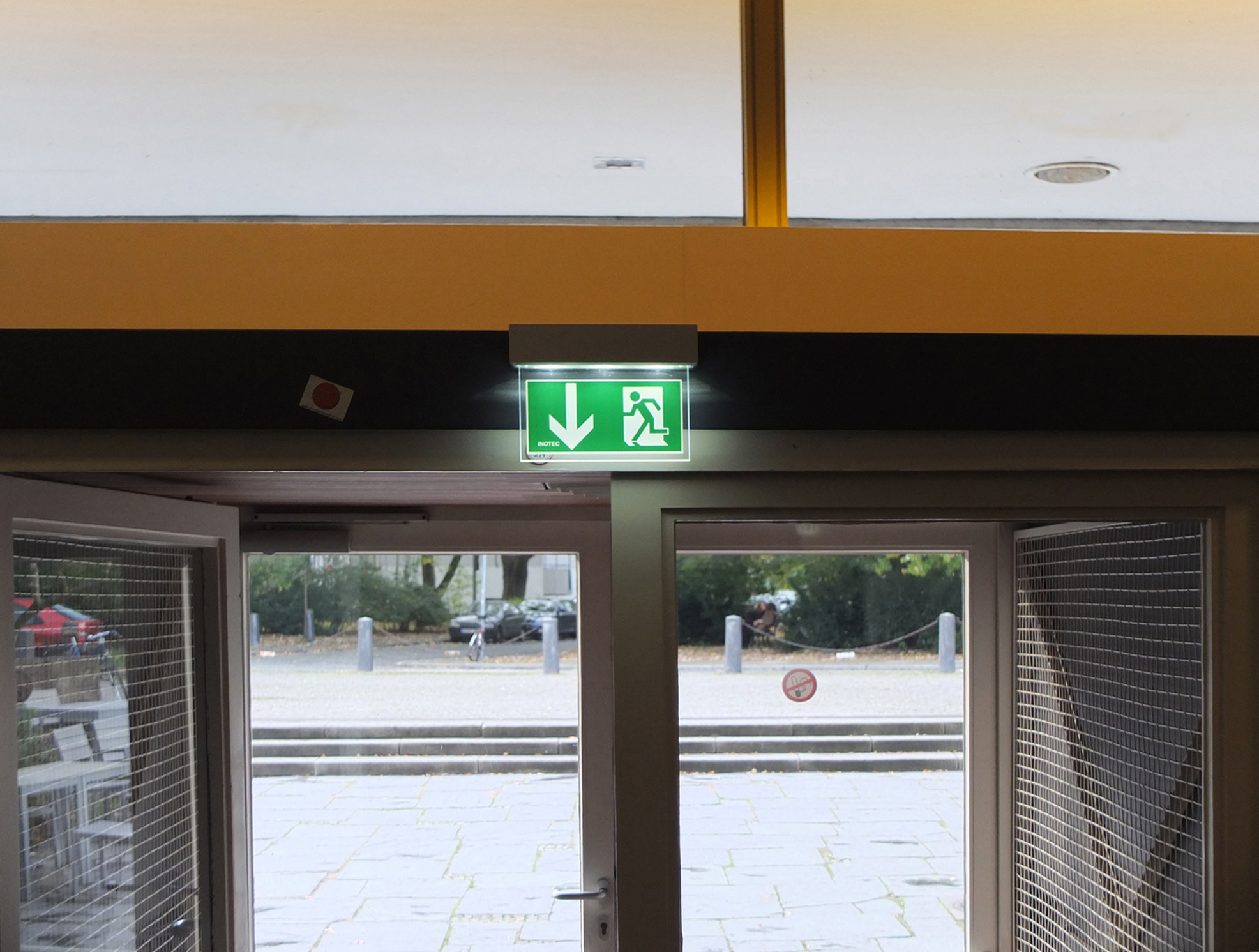 Die Entscheidung, wo sinnvollerweise ein Panikverschluss mit Stangengriff anzubringen ist, liegt beim Architekten/Planer, ggf. in Abstimmung mit dem Verfasser des Brandschutznachweises oder der zuständigen Baubehörde.