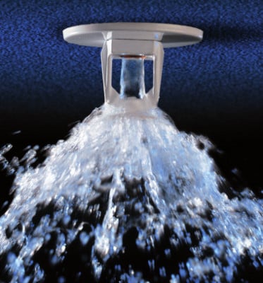 Wird ein Sprinkler durch Platzen des Glasfässchens ausgelöst, prallt Löschwasser auf den Sprühteller