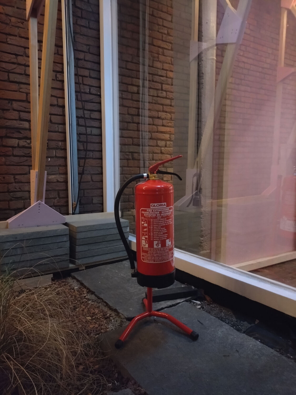 Mobiler Handfeuerlöscher auf einem Standfuß