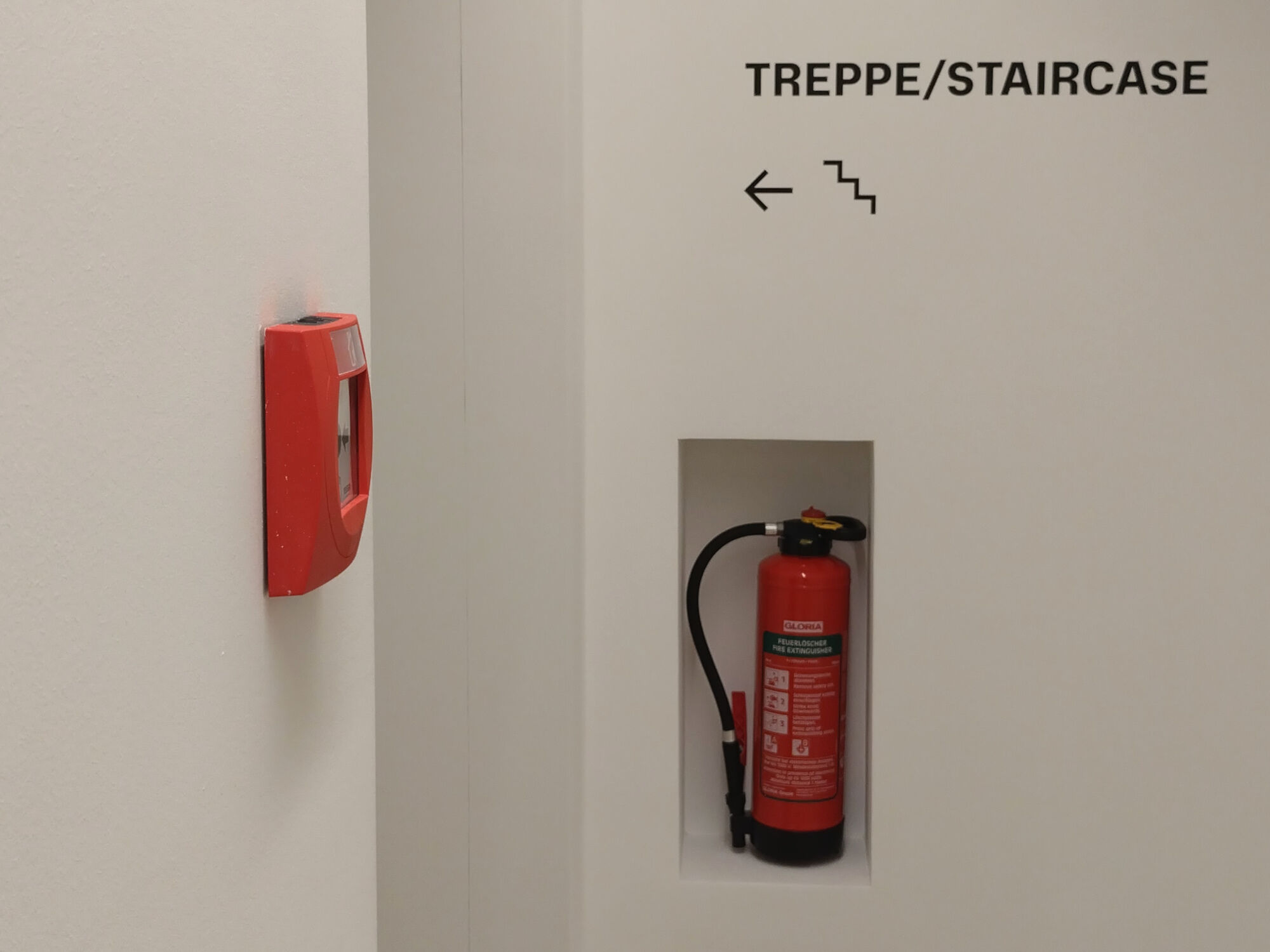 Eine Wandnische bietet Platz für den Feuerlöscher.